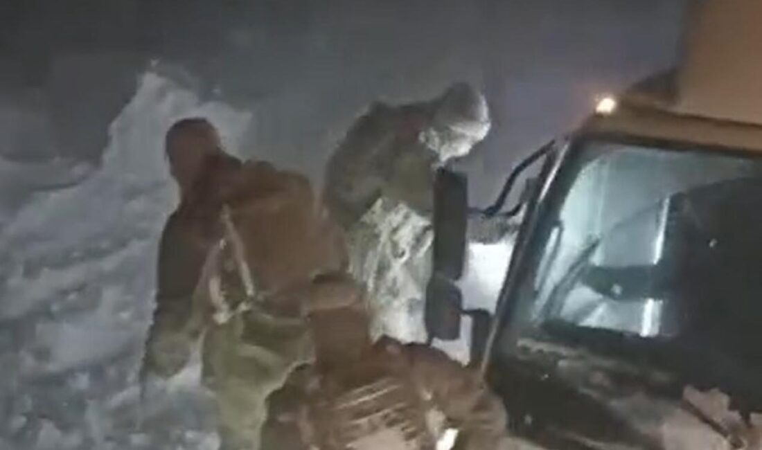 Ağrı-Kağızman kara yolunda yoğun tipi ve fırtına nedeniyle araçlarında mahsur