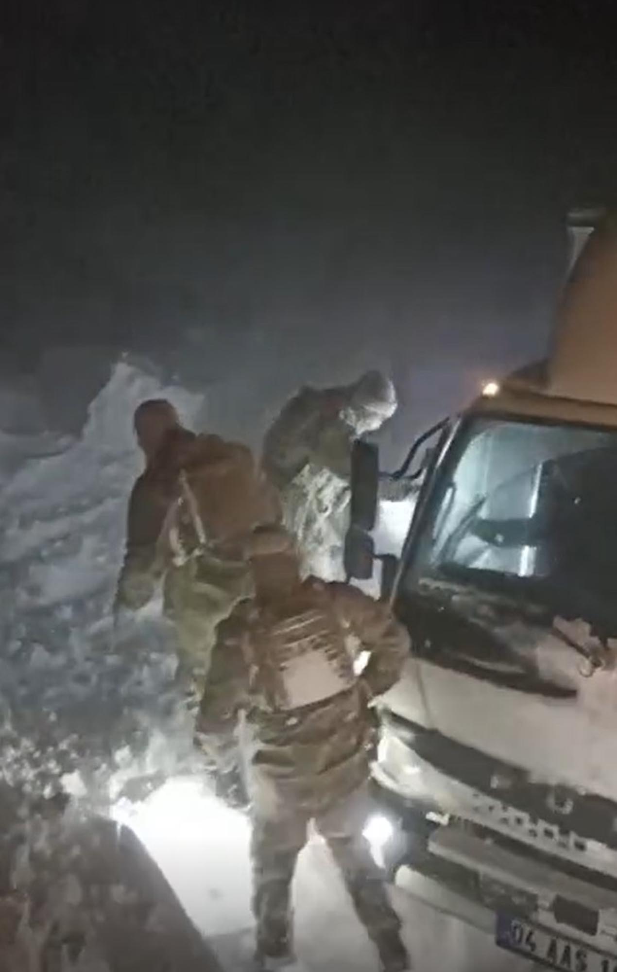 Ağrı-Kağızman kara yolunda yoğun tipi ve fırtına nedeniyle araçlarında mahsur