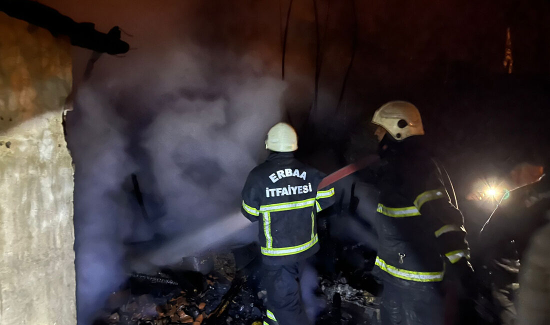 Tokat’ın Erbaa ilçesinde gece saatlerinde çıkan yangında tek katlı bir