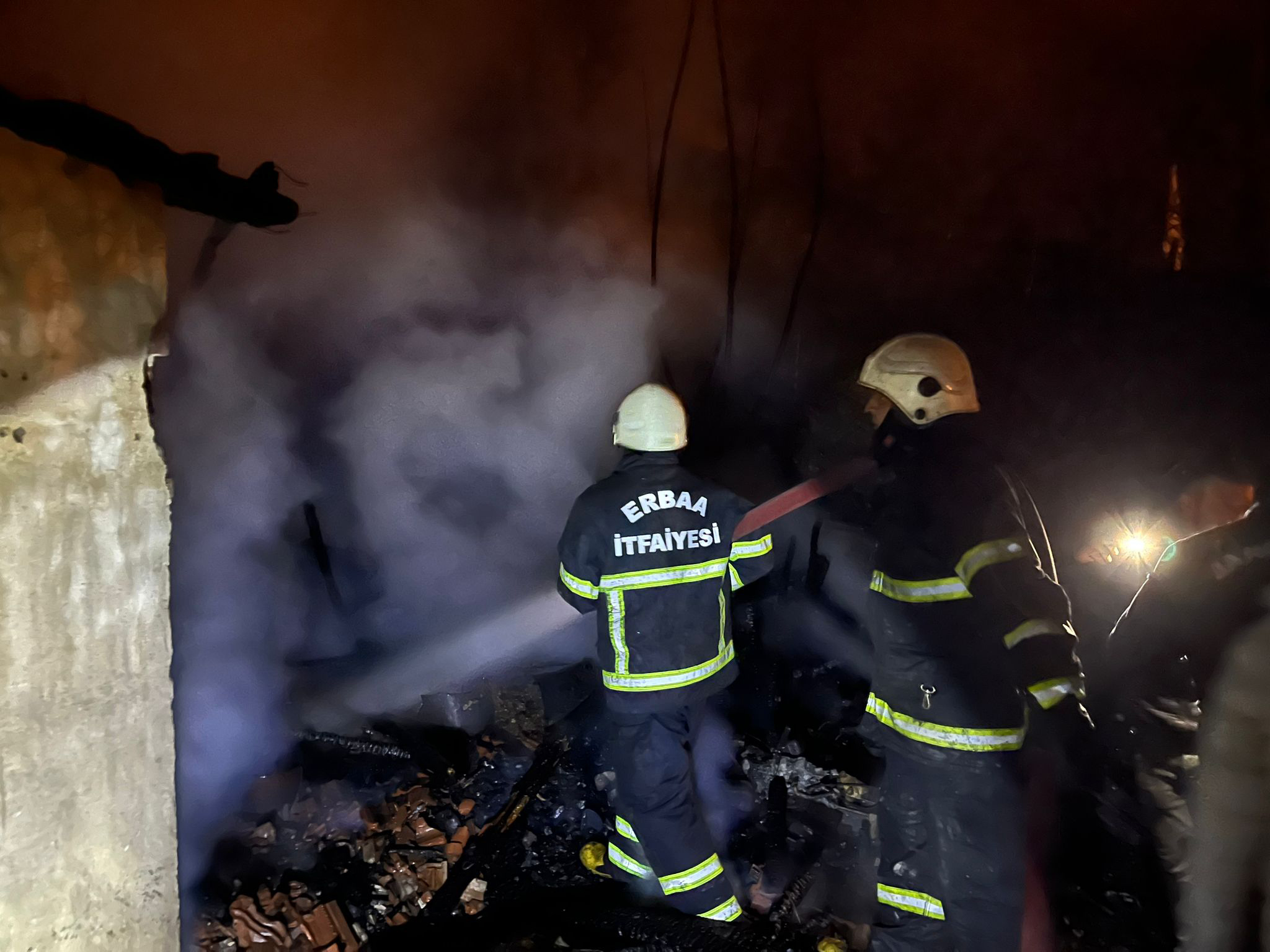 Tokat’ın Erbaa ilçesinde gece saatlerinde çıkan yangında tek katlı bir