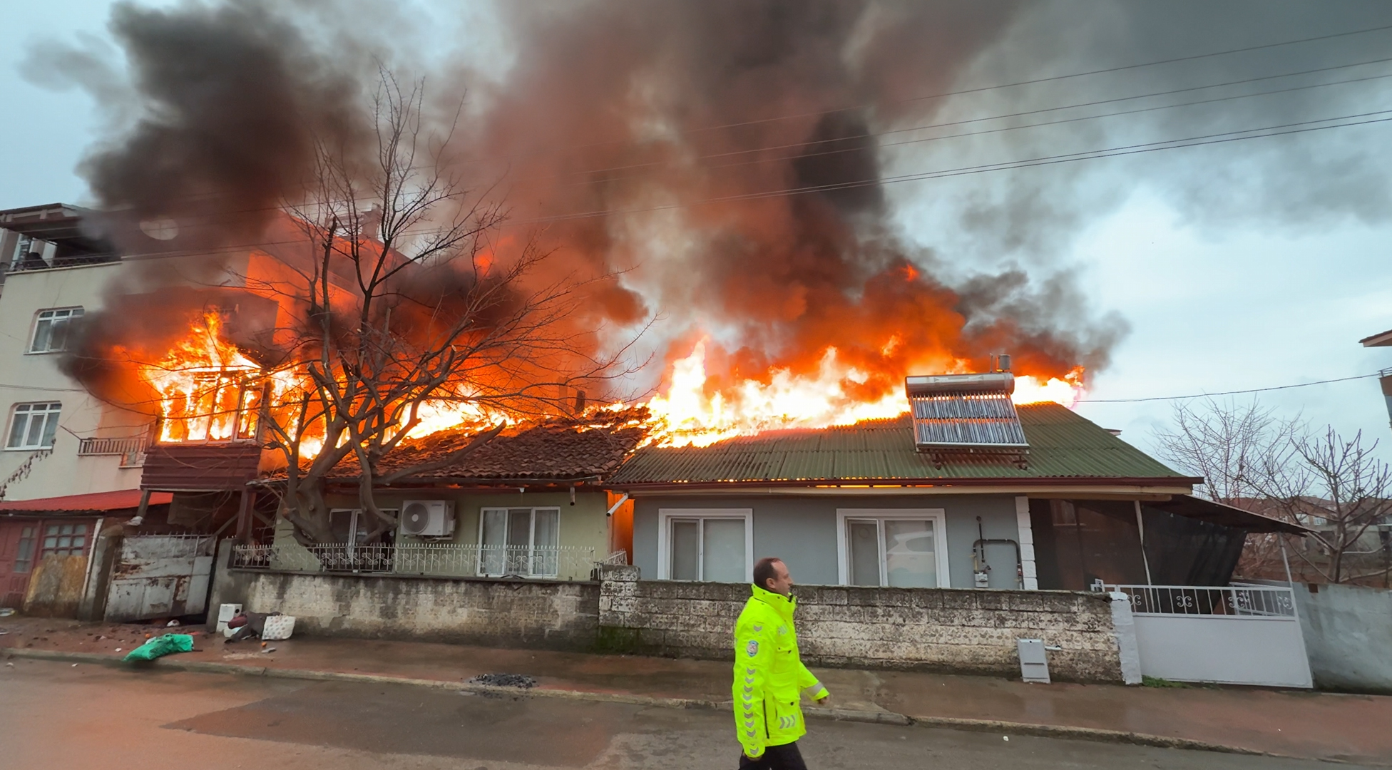 TOKAT’ın Erbaa ilçesinde müstakil bir evde çıkan ve yan binaya
