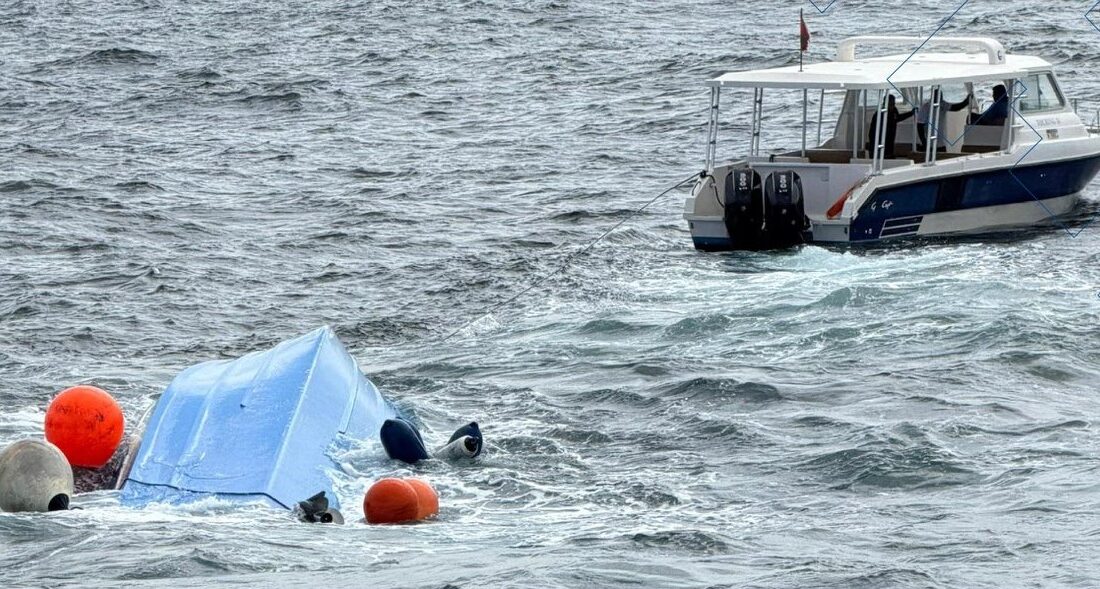 Umman’ın Muttrah vilayeti açıklarında Fransız turistleri taşıyan bir teknenin alabora