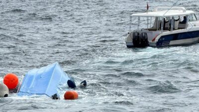 Umman’ın Muttrah vilayeti açıklarında Fransız turistleri taşıyan bir teknenin alabora