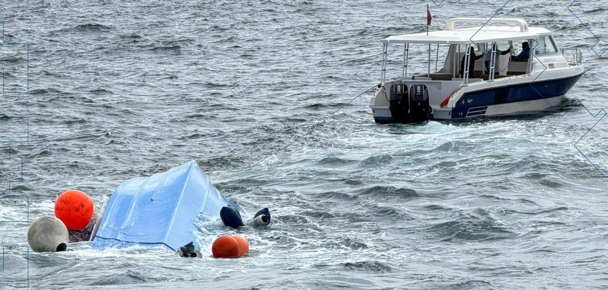 Umman’ın Muttrah vilayeti açıklarında Fransız turistleri taşıyan bir teknenin alabora