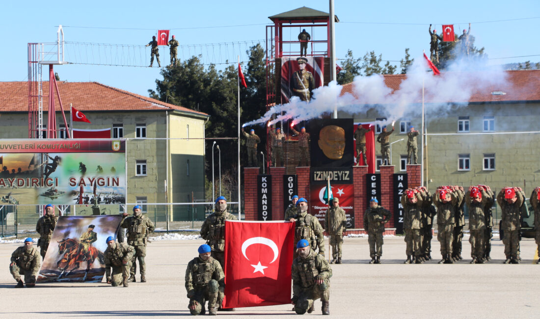 Isparta 40’ıncı Komando Eğitim Tugay Komutanlığı’nda eğitimlerini başarıyla tamamlayan uzman