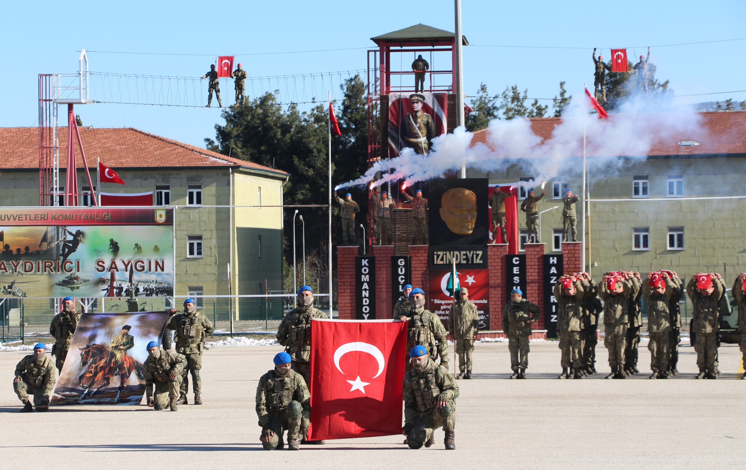 Isparta 40’ıncı Komando Eğitim Tugay Komutanlığı’nda eğitimlerini başarıyla tamamlayan uzman
