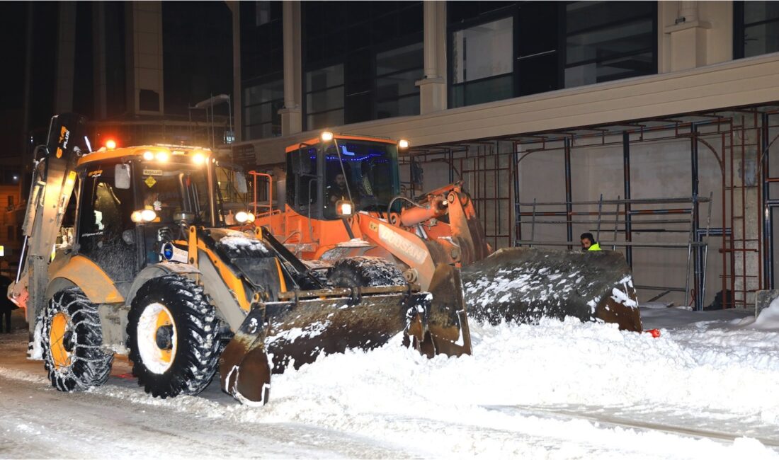 Van genelinde etkili olan kar yağışı sonrası ulaşıma kapanan 198