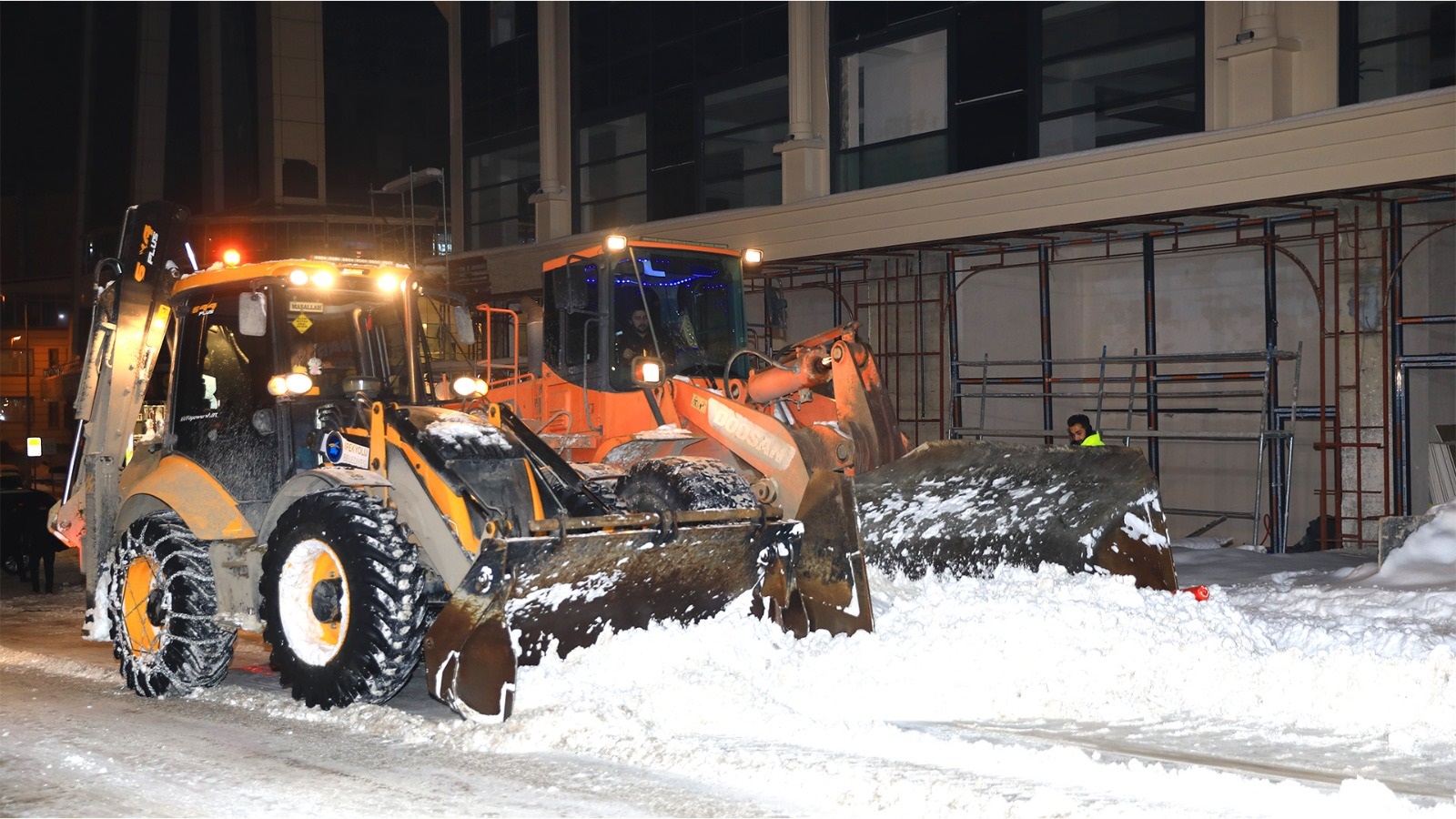 Van genelinde etkili olan kar yağışı sonrası ulaşıma kapanan 198