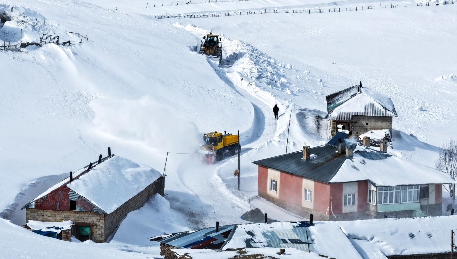 Van genelinde etkili olan yoğun kar yağışı ve tipi nedeniyle