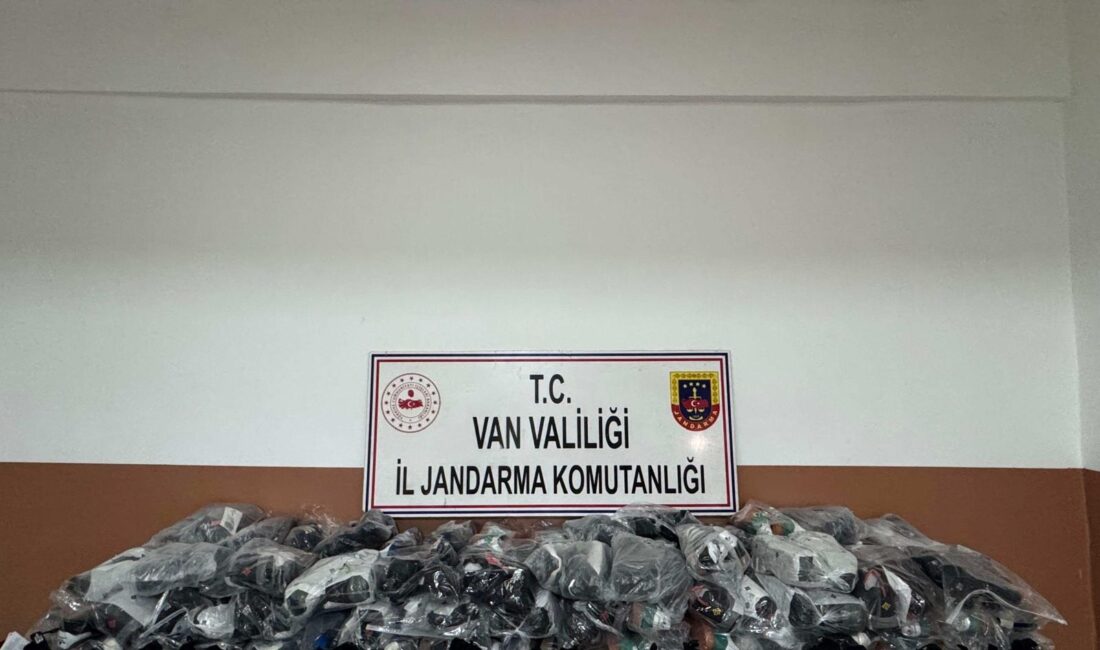 Van’ın Başkale ilçesinde jandarma ekipleri tarafından durdurulan iki ayrı araçta