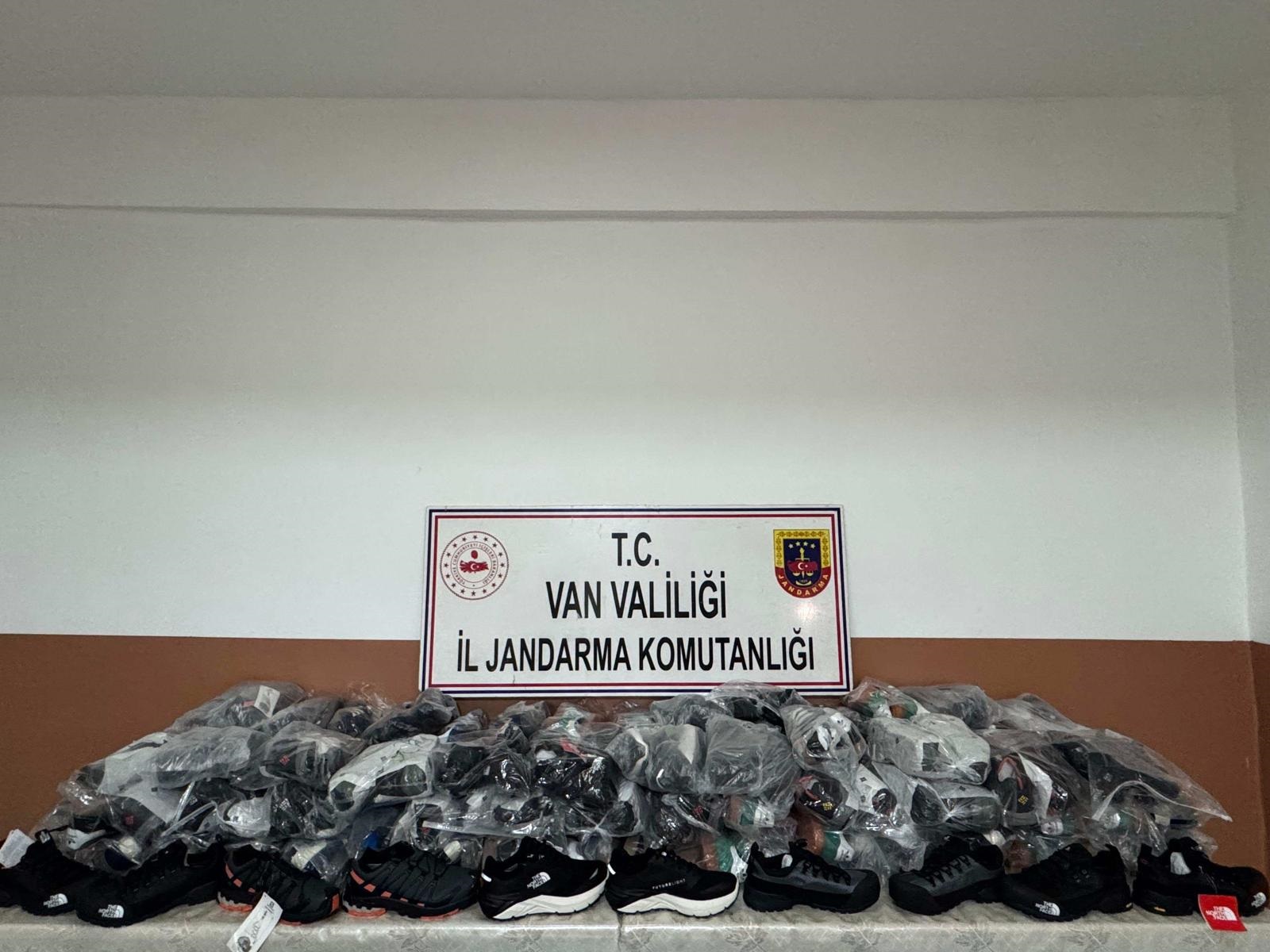 Van’ın Başkale ilçesinde jandarma ekipleri tarafından durdurulan iki ayrı araçta