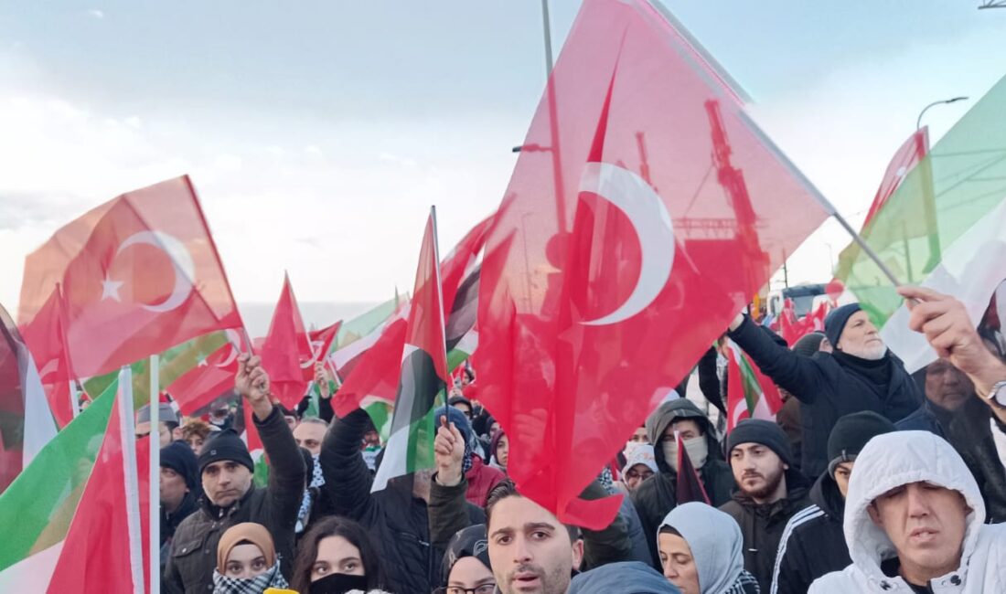 İstanbul’da Filistin’e destek amacıyla düzenlenen “Büyük Gazze Yürüyüşü” için binlerce