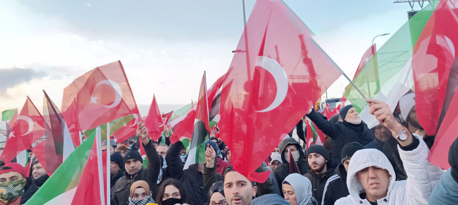 İstanbul’da Filistin’e destek amacıyla düzenlenen “Büyük Gazze Yürüyüşü” için binlerce