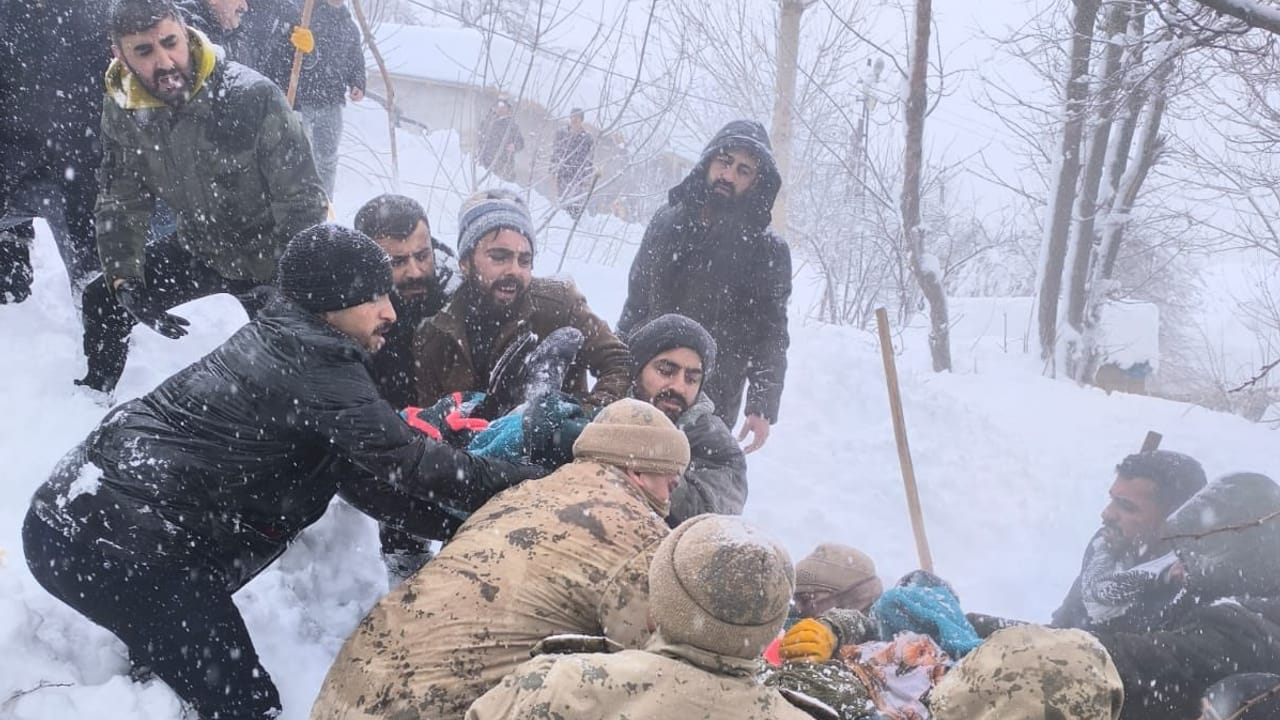 Çığ Altından 2 Saat Sonra Sağ Çıkarılan Gülnaz Bitik, Hastanede