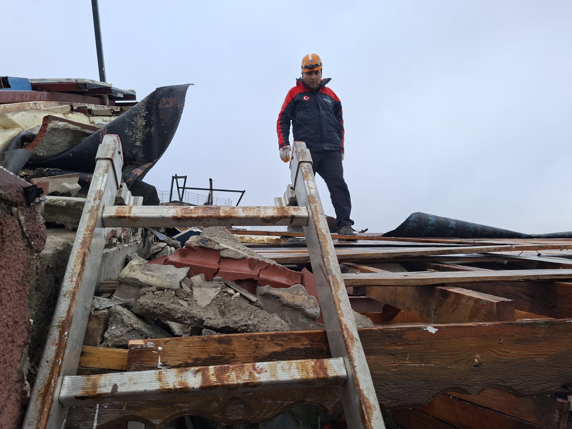 Yalova genelinde dün etkili olan şiddetli fırtına, kent merkezi ve