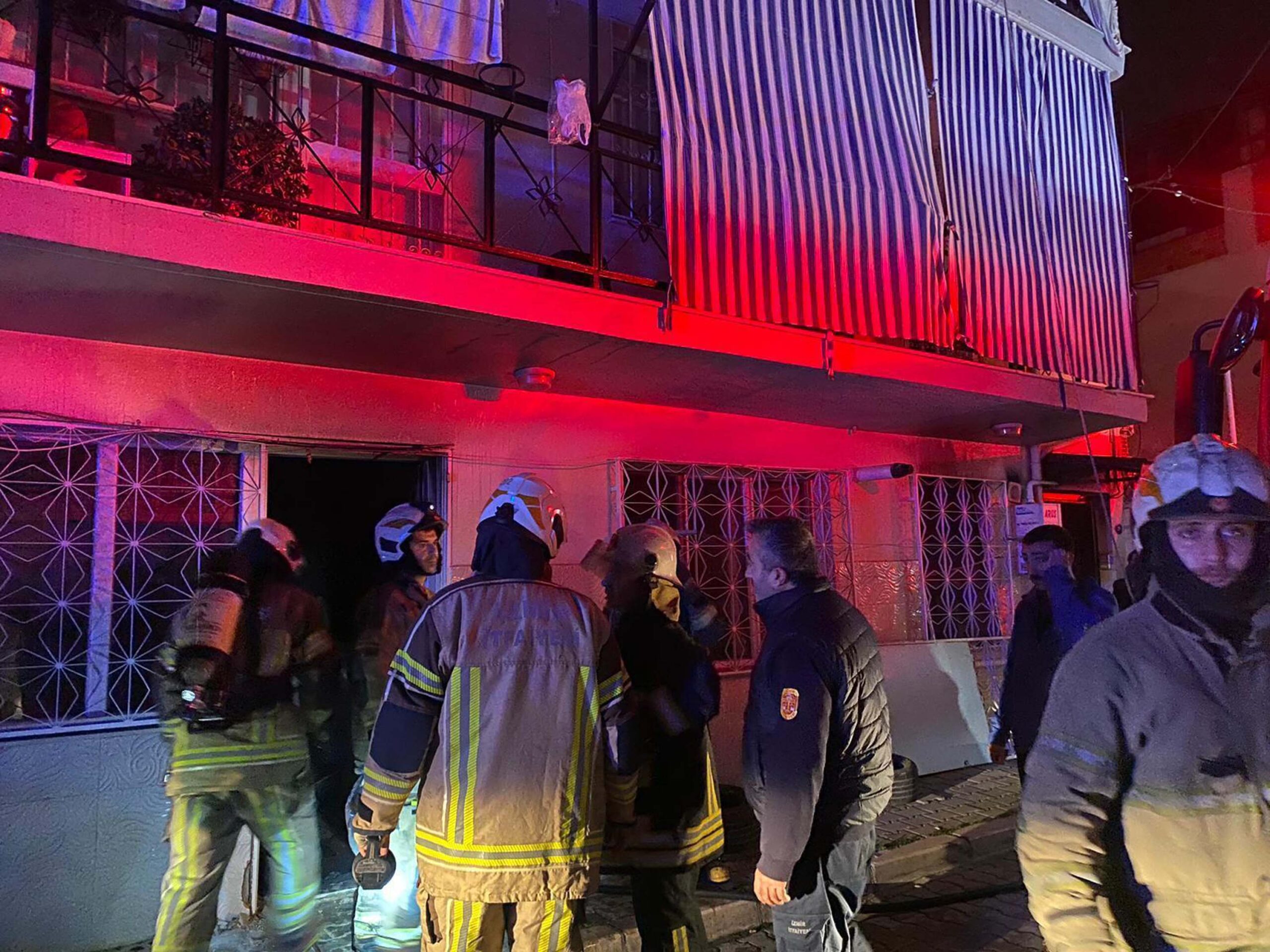 İzmir’in Buca ilçesinde bir apartman dairesinde çıkan yangında, 11 yaşındaki