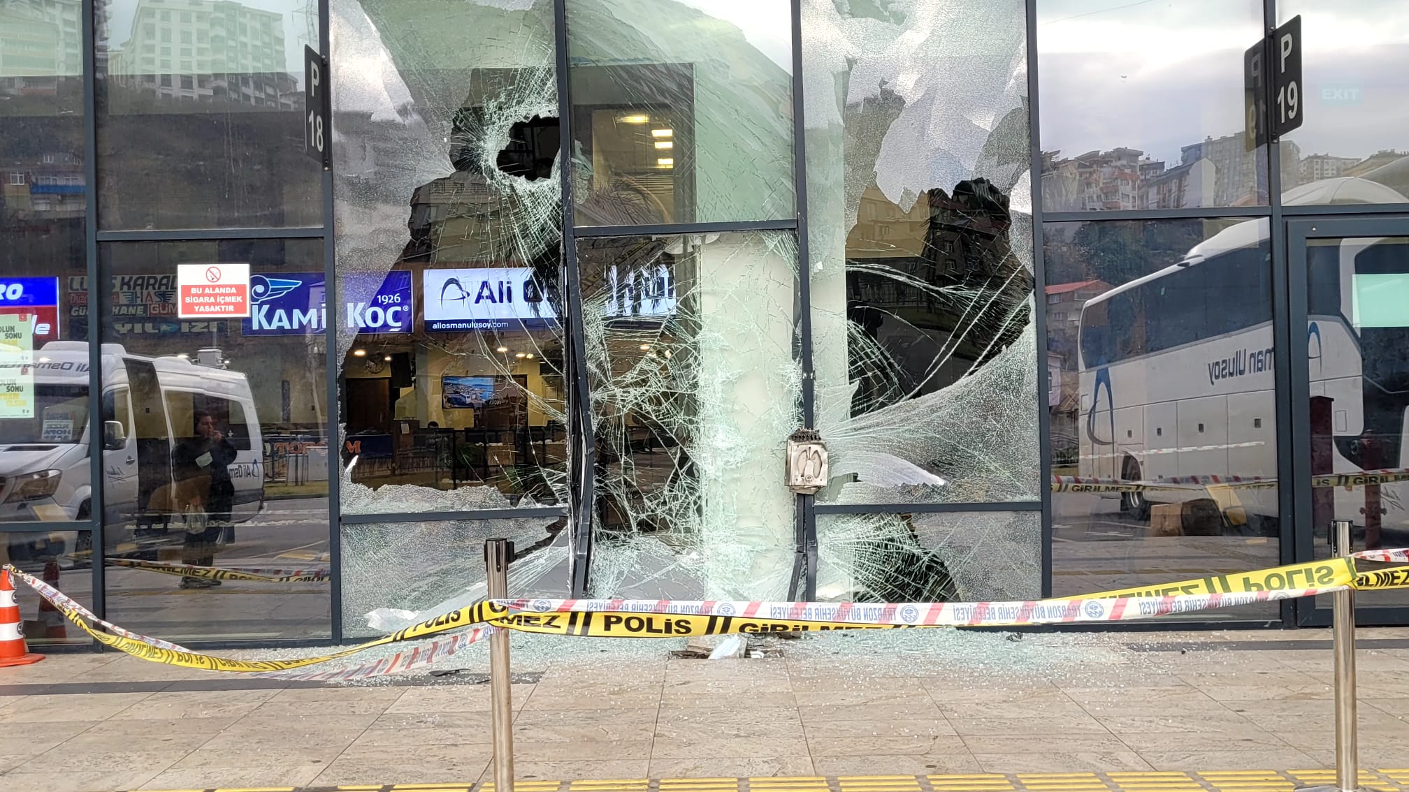 Trabzon Şehirler Arası Yolcu Terminali’nde perona yanaşırken kontrolden çıkan yolcu