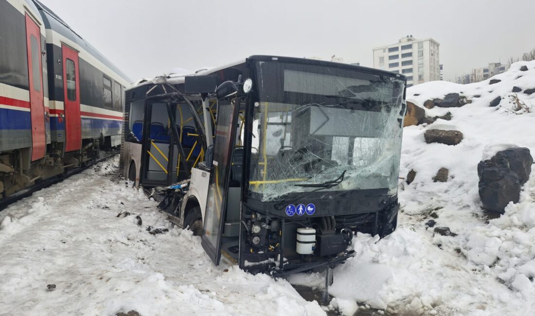 Diyarbakır’ın Yenişehir ilçesinde yolcu treni, hemzemin geçitte boş bir belediye