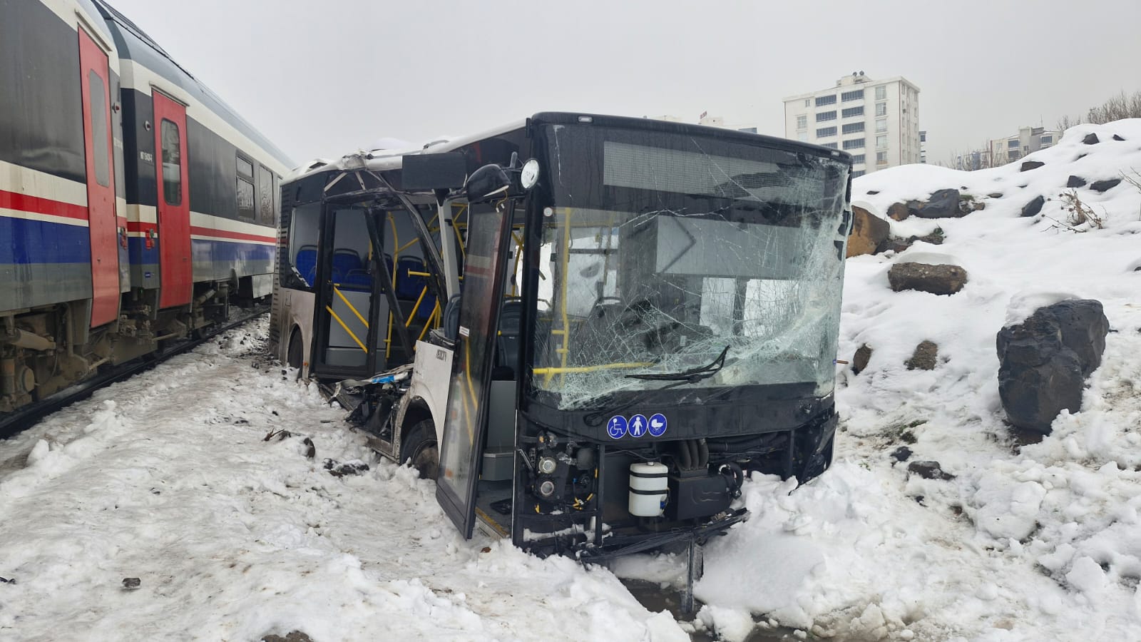 Diyarbakır’ın Yenişehir ilçesinde yolcu treni, hemzemin geçitte boş bir belediye