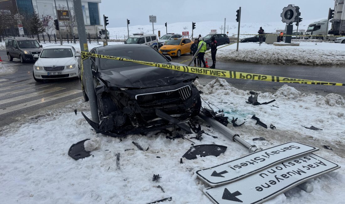 YOZGAT’ta iki otomobilin kavşakta çarpışması sonucu meydana gelen trafik kazasında