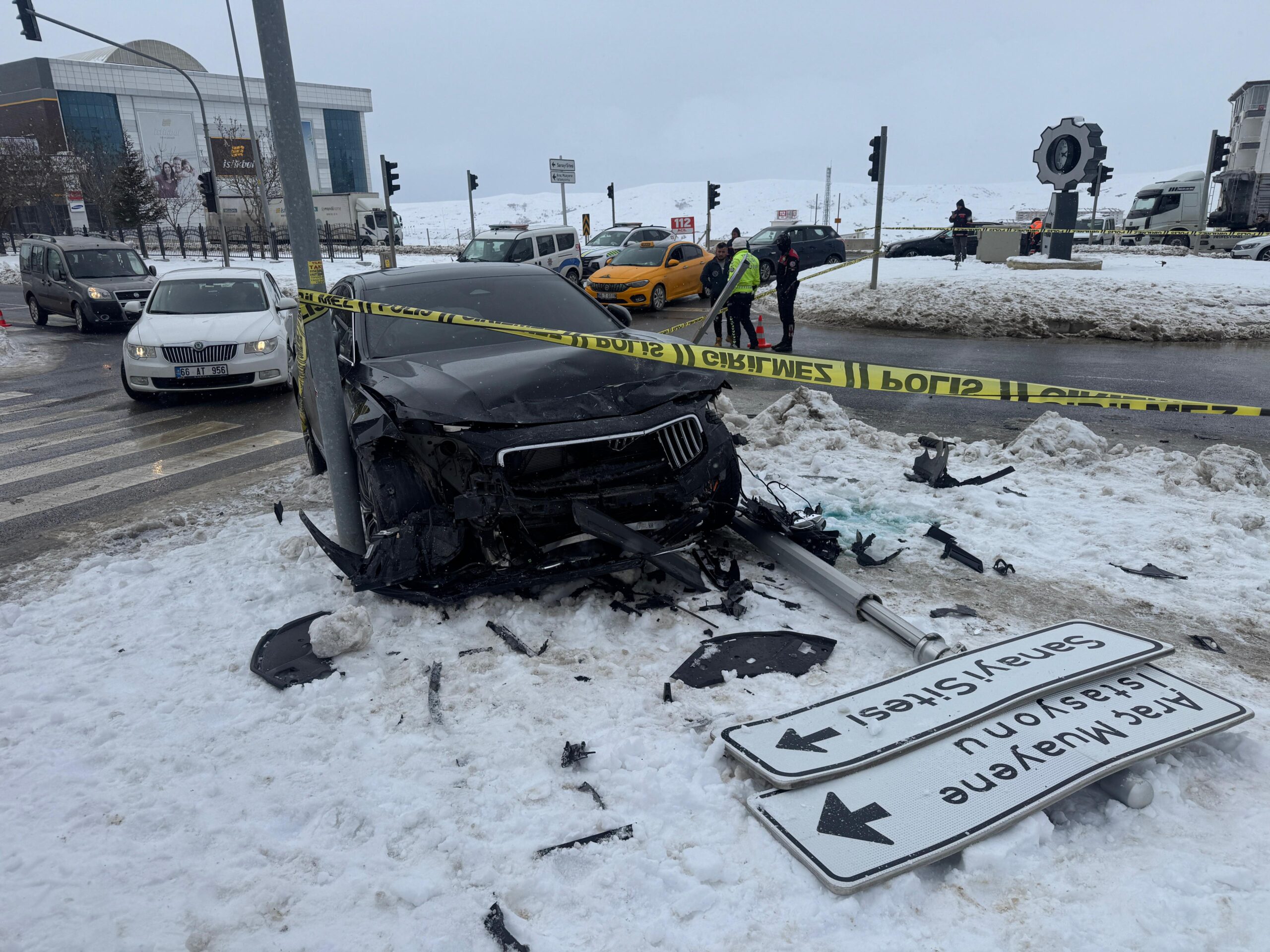 YOZGAT’ta iki otomobilin kavşakta çarpışması sonucu meydana gelen trafik kazasında