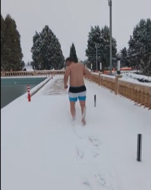 Mardin’in Midyat ilçesine tatil amacıyla gelen profesyonel boksör Emrullah Bozkurt,