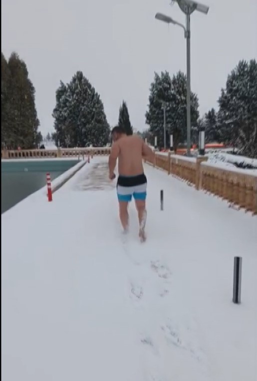 Mardin’in Midyat ilçesine tatil amacıyla gelen profesyonel boksör Emrullah Bozkurt,