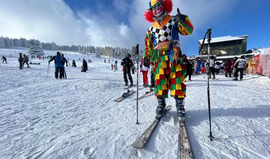 Kış turizminin gözbebeği Uludağ, bu kez pistlerde kayak yapan bir