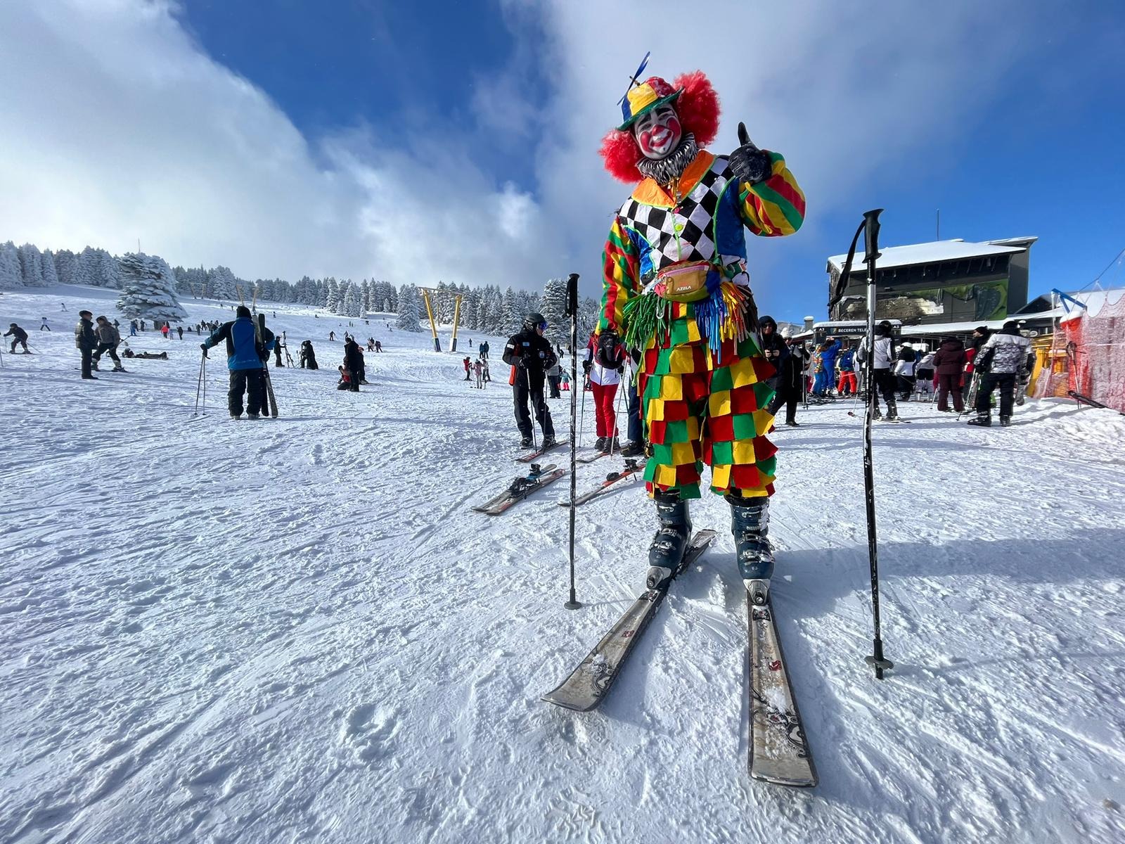 Kış turizminin gözbebeği Uludağ, bu kez pistlerde kayak yapan bir