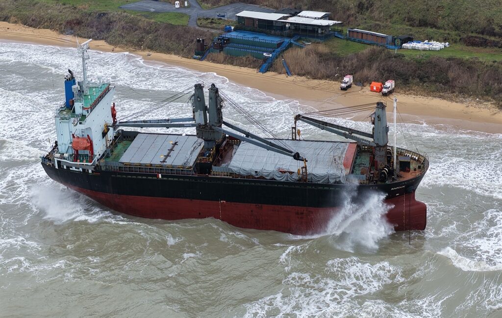 Sarıyer Kısırkaya açıklarında karaya oturan 100 metre uzunluğundaki Komor Adaları