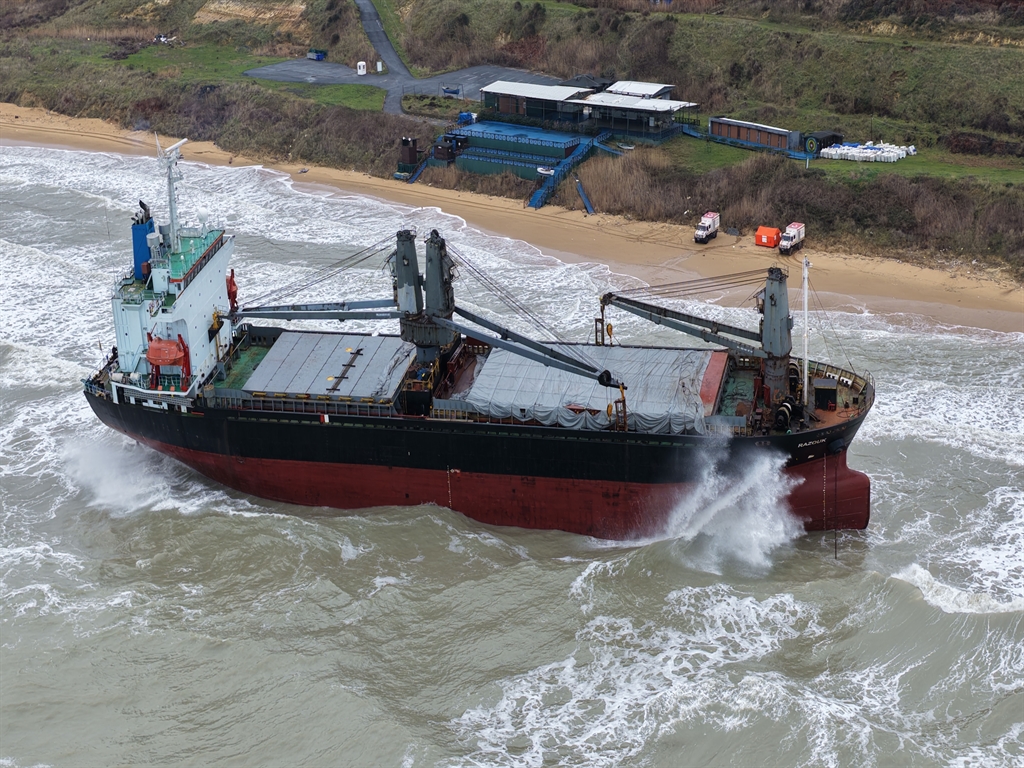 Sarıyer Kısırkaya açıklarında karaya oturan 100 metre uzunluğundaki Komor Adaları