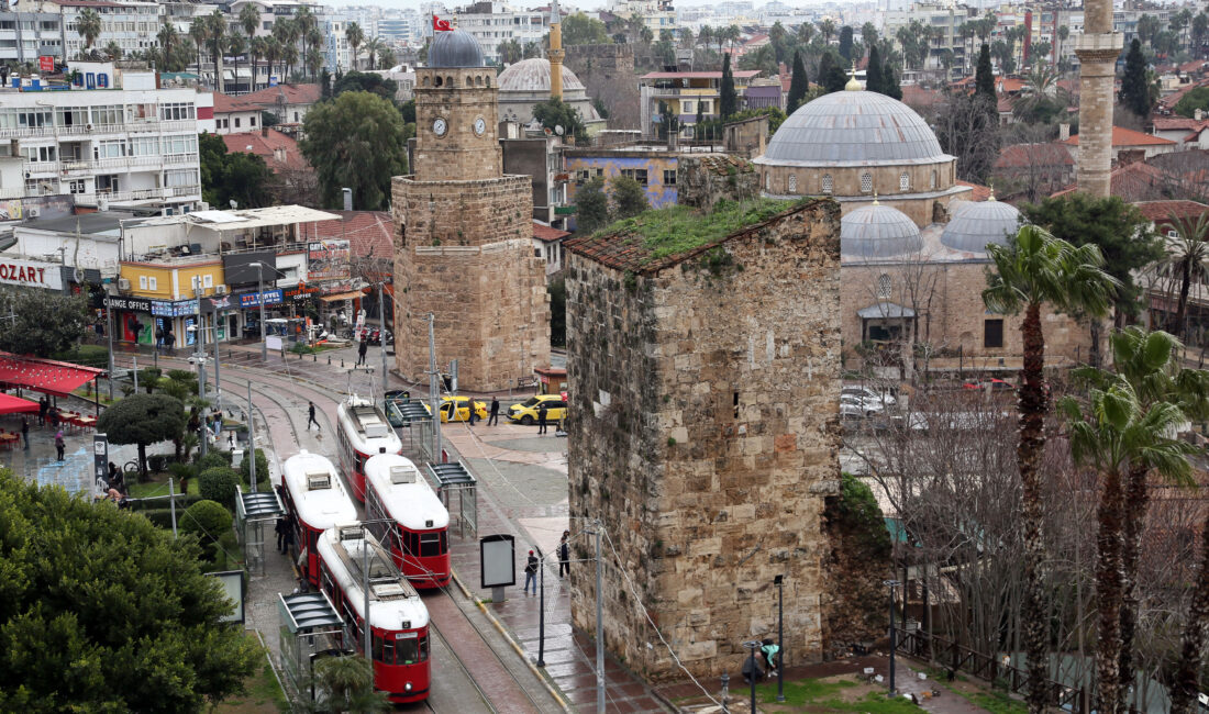 Antalya’nın simge yapılarından Roma Dönemi’ne ait Kale Kapısı burçları, günde