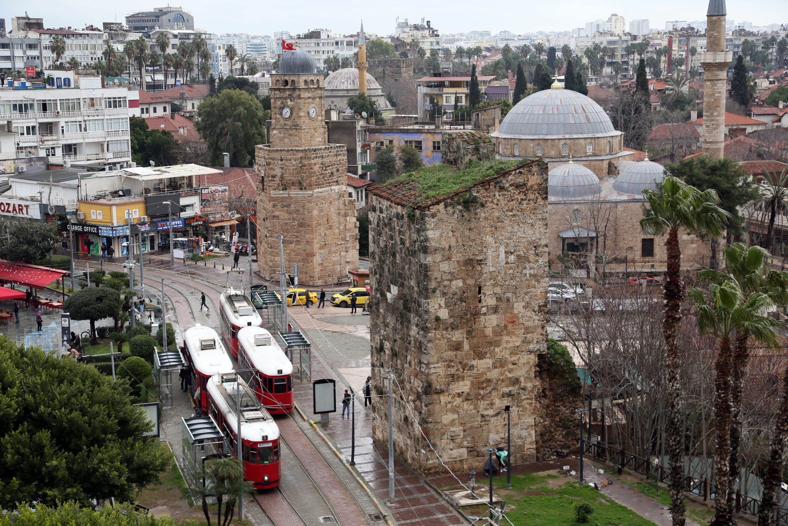 Antalya’nın simge yapılarından Roma Dönemi’ne ait Kale Kapısı burçları, günde