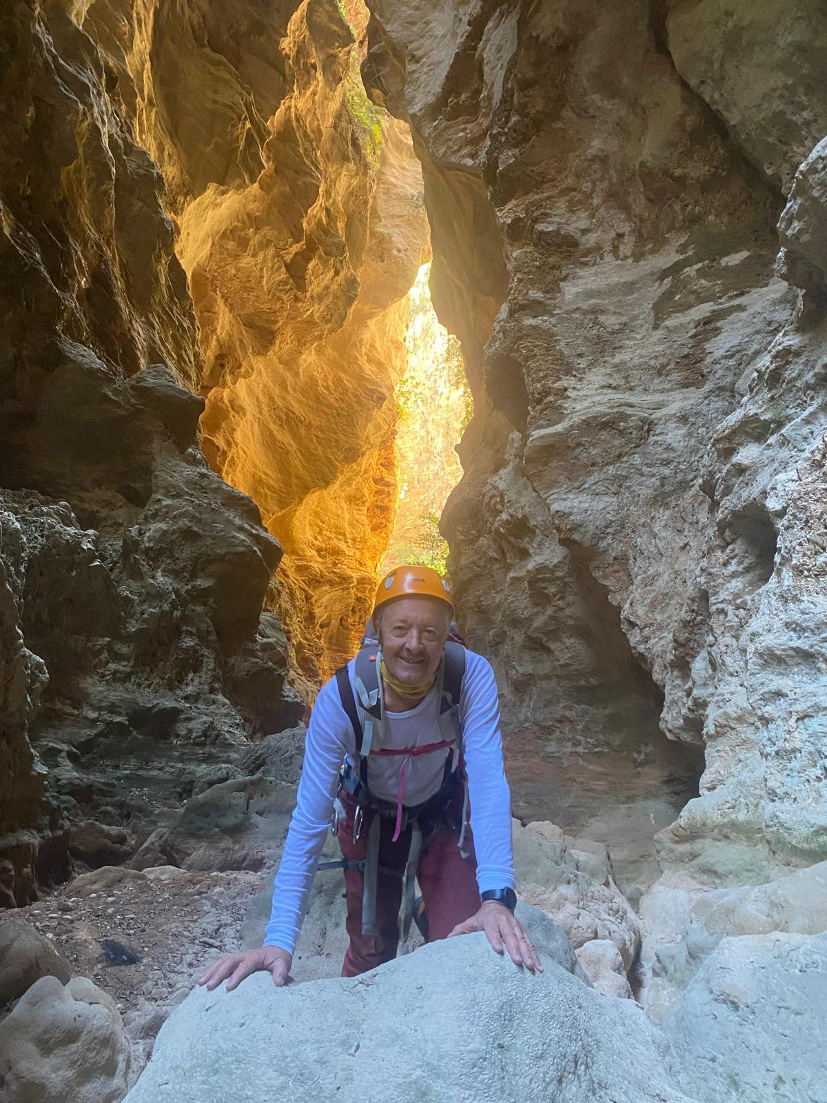 Antalya’da yaşayan 73 yaşındaki dağcılık ve spor tırmanış antrenörü Fahri