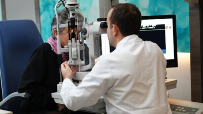 Görme kaybı nedeniyle 6 yıl boyunca büyük zorluklar yaşayan 75