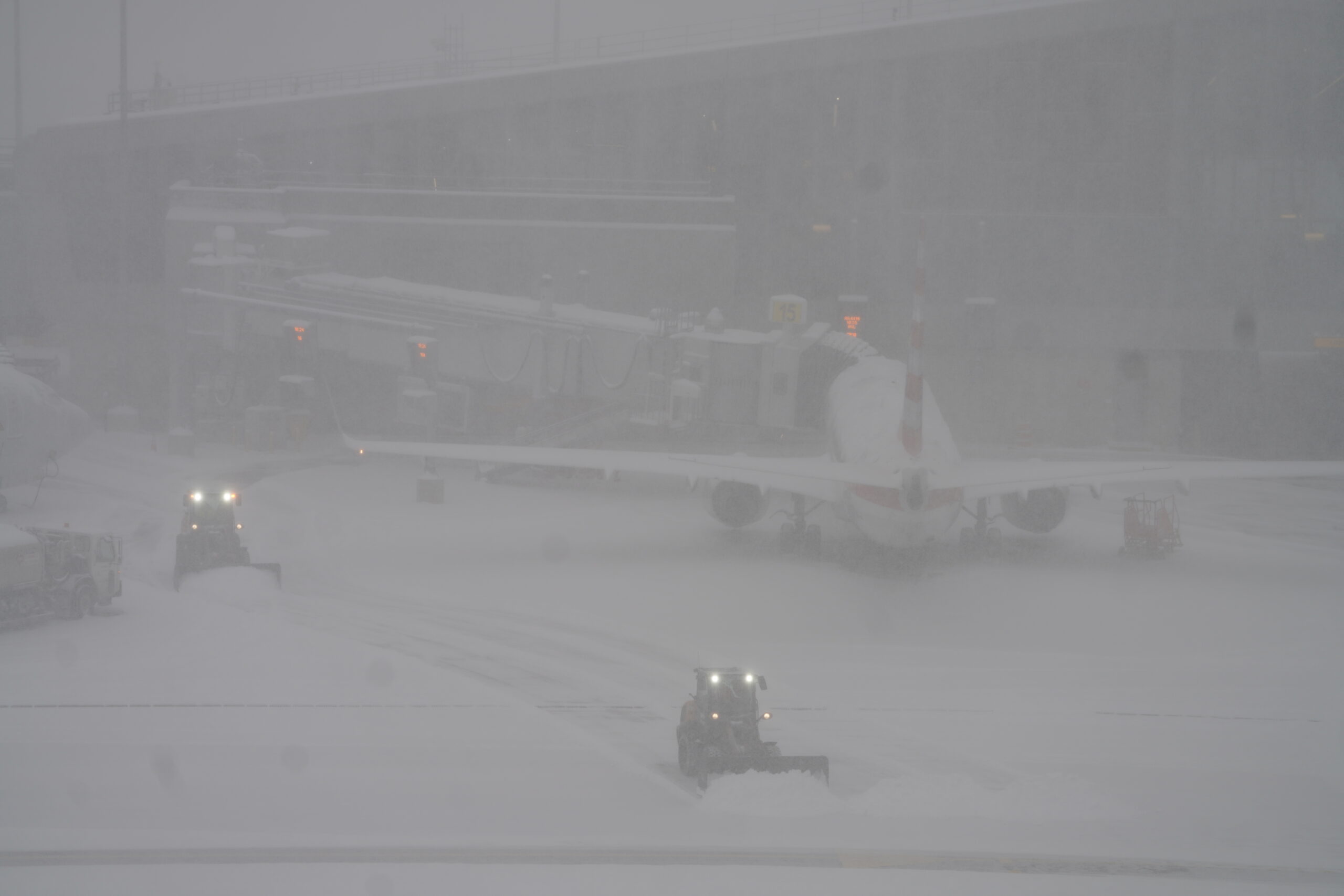 ABD’nin kuzeydoğu eyaletlerinde etkili olan rekor düzeydeki kar yağışı, hayatı