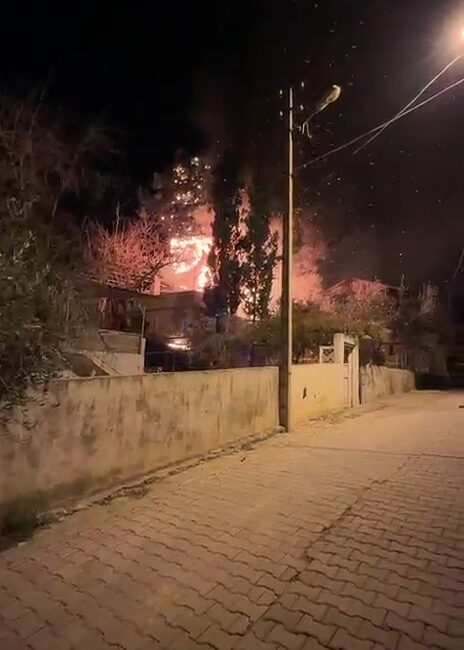 Adana’nın Kozan ilçesinde iki katlı bir evde çıkan yangın, itfaiye