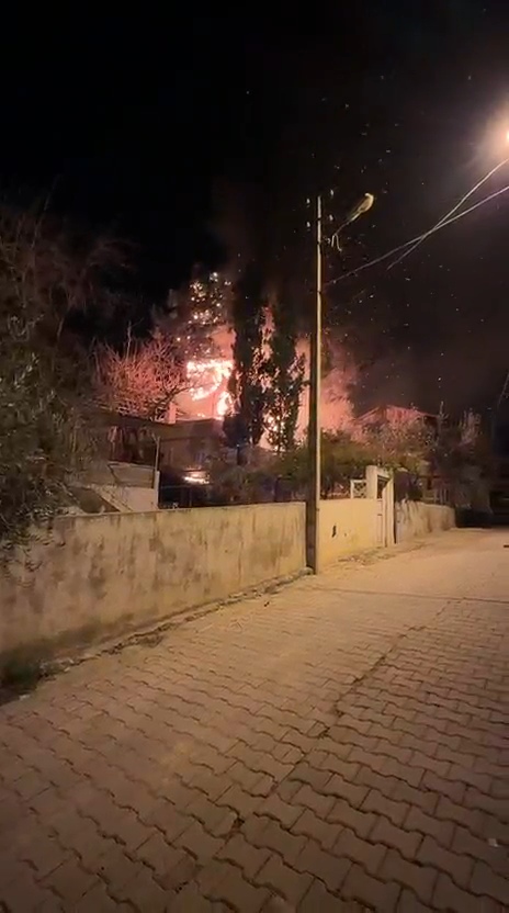Adana’nın Kozan ilçesinde iki katlı bir evde çıkan yangın, itfaiye