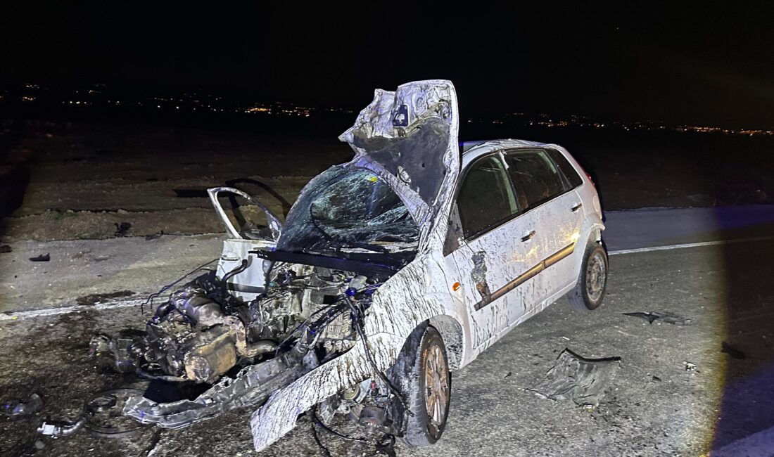 Adana’nın Kozan ilçesinde iki otomobilin çarpışması sonucu meydana gelen şiddetli