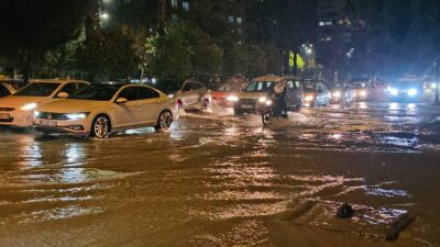 ADANA’da akşam saatlerinde aniden bastıran ve yaklaşık bir saat süren