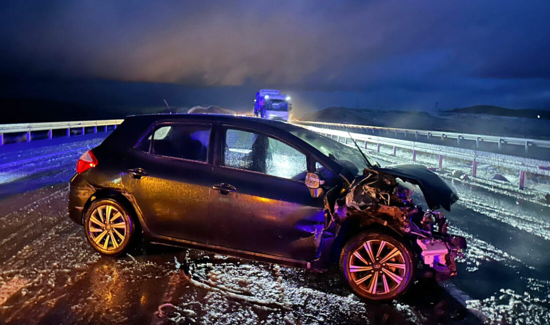 Aksaray’da etkili olan dolu yağışı nedeniyle kayganlaşan yolda iki otomobilin