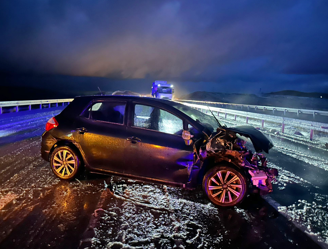 Aksaray’da etkili olan dolu yağışı nedeniyle kayganlaşan yolda iki otomobilin