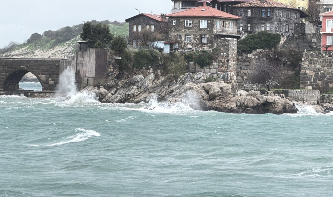 Bartın’ın Amasra ilçesinde etkili olan kuvvetli rüzgar ve fırtına nedeniyle