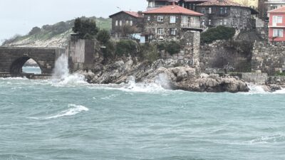 Bartın’ın Amasra ilçesinde etkili olan kuvvetli rüzgar ve fırtına nedeniyle