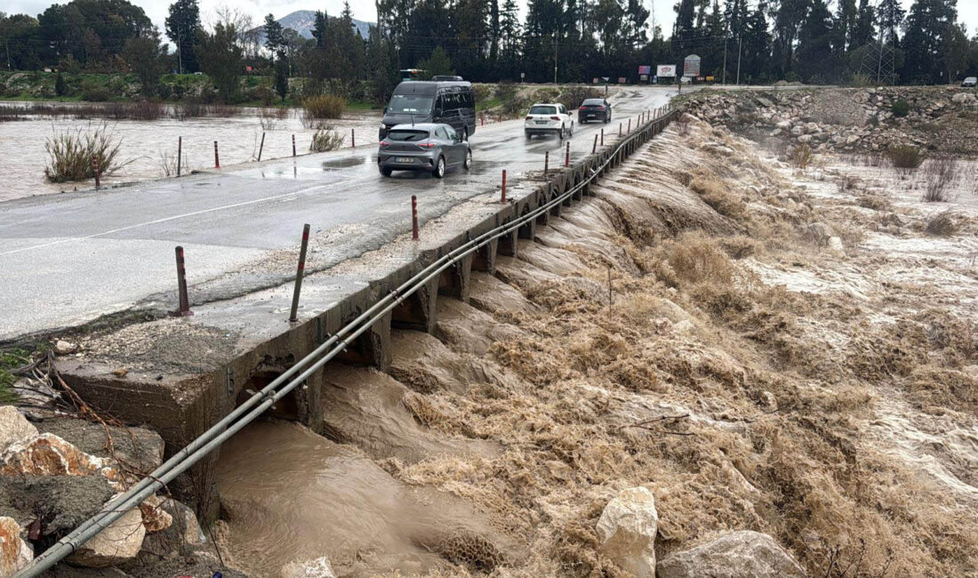 ANTALYA’da etkili olan şiddetli yağış, kentin birçok noktasında hayatı olumsuz