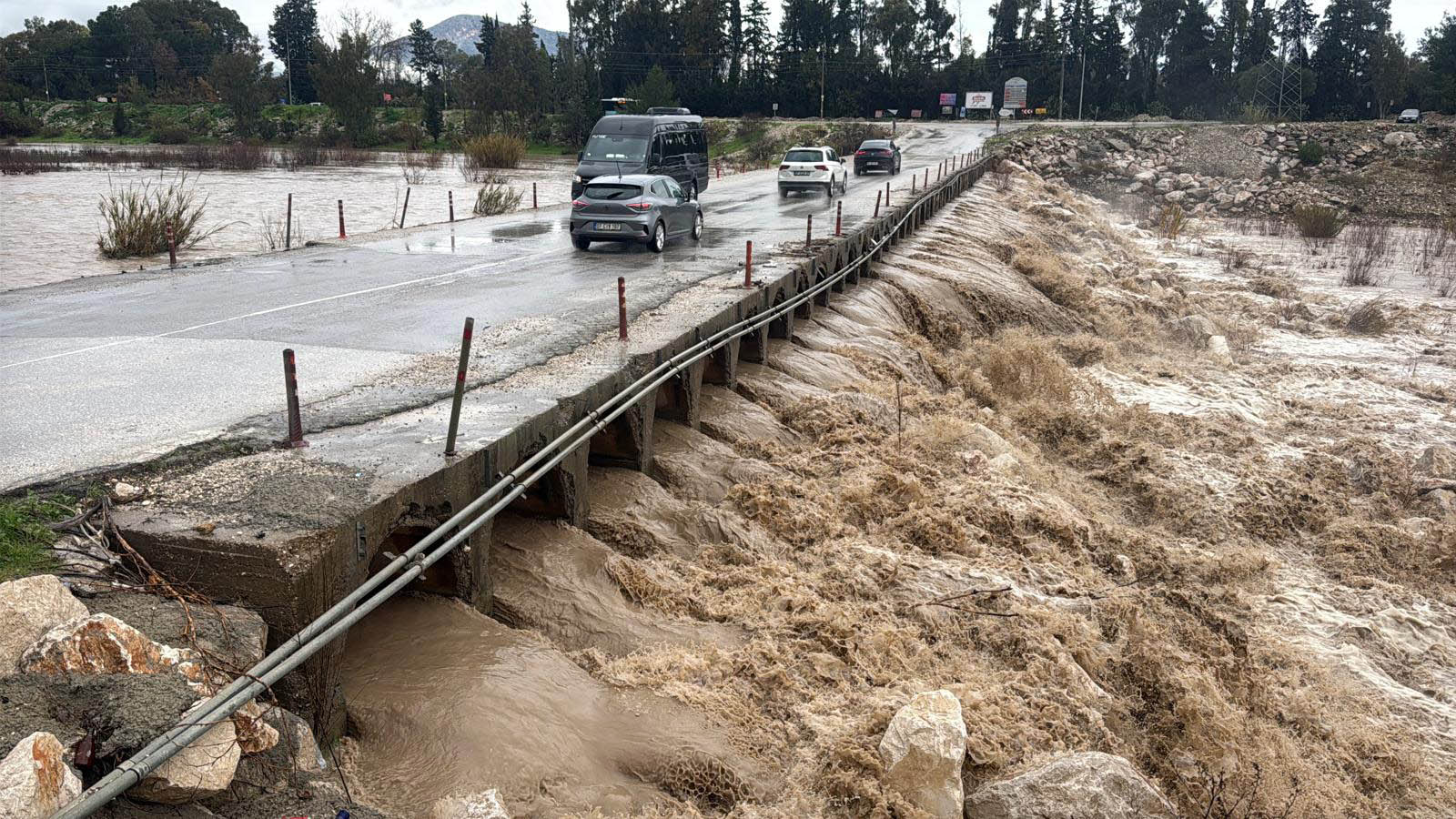 ANTALYA’da etkili olan şiddetli yağış, kentin birçok noktasında hayatı olumsuz
