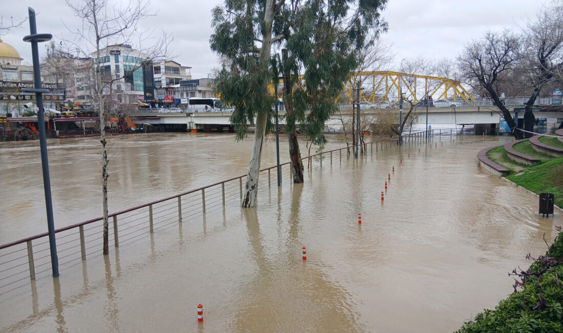 ANTALYA’nın birçok ilçesinde gece boyunca etkili olan şiddetli sağanak yağış,