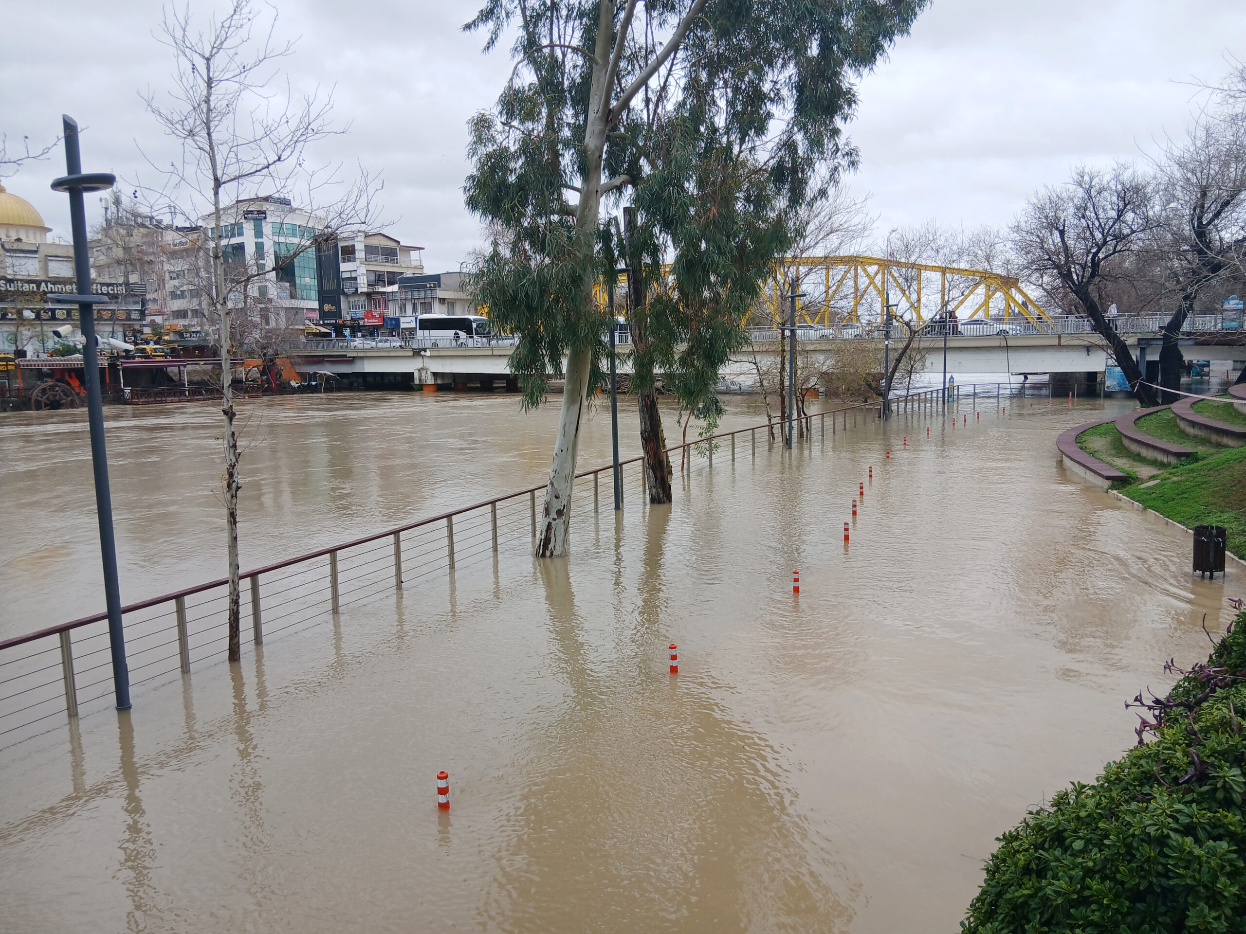 ANTALYA’nın birçok ilçesinde gece boyunca etkili olan şiddetli sağanak yağış,