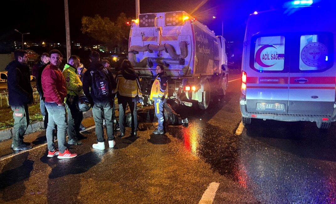 Aydın’ın Kuşadası ilçesinde, belediyeye ait temizlik aracına arkadan çarpan motosikletin