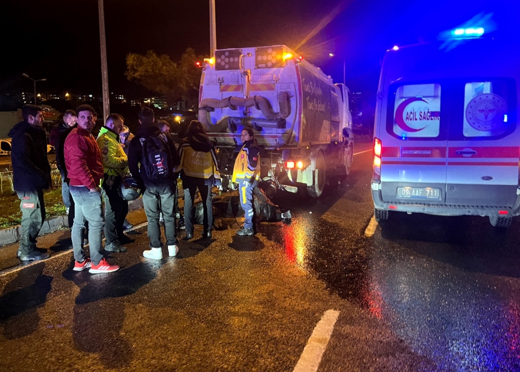 Aydın’ın Kuşadası ilçesinde, belediyeye ait temizlik aracına arkadan çarpan motosikletin